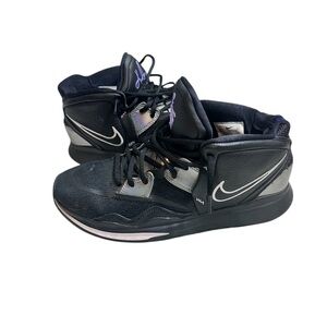 Nike Kyrie Infinity basketball shoe in the "Black Metallic Silver" size 8.5